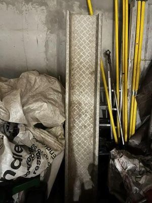 un tas de matériaux de construction et d'outils dans une pièce