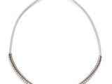 un collier avec une pierre bleue sur fond blanc