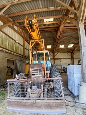 un tracteur garé à l'intérieur d'un bâtiment