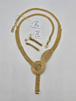 un collier en or avec un nœud et une chaîne