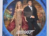 Une poupée Barbie et une poupée James Bond dans une boîte sur laquelle figure l'image d'une femme en robe et d'un homme en smoking