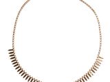 un collier en or avec des pointes sur une chaîne