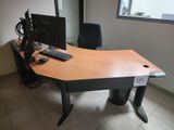 un bureau d'ordinateur équipé d'un clavier et d'un écran