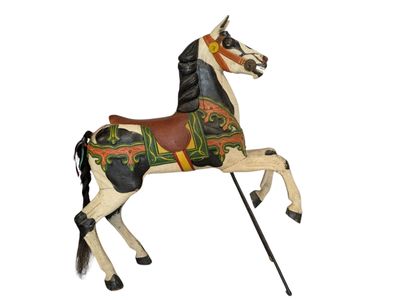 un cheval de bois avec un bâton dans la bouche