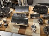 une table sur laquelle sont posées de nombreuses horloges de différents types