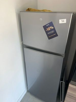 un réfrigérateur avec une étiquette de prix, placé dans un coin de la pièce