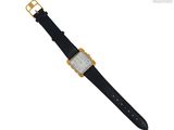 gros plan d'une montre sur fond blanc avec un bracelet noir