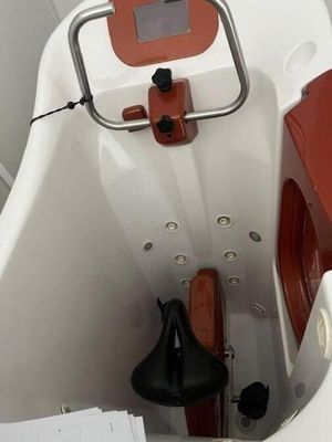 des toilettes avec un siège rouge dans une salle de bains blanche