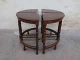 paire de tables d'appoint anciennes en bois, aux pieds tournés, posées sur un sol en béton
