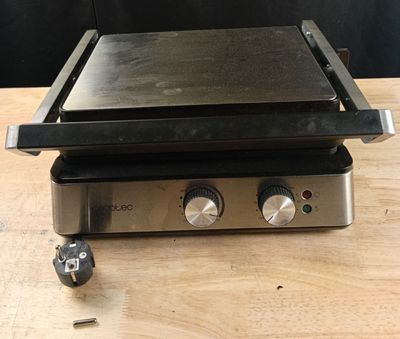une photo d'un barbecue posé sur une table en bois