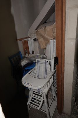 CONTENU de la pièce : 3 lits à barreaux avec matelas, 2 chai…