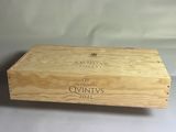 une image représentant une boîte en bois sur laquelle figure une étiquette de vin