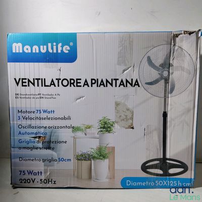 une photo d'un carton contenant un ventilateur posé sur une table