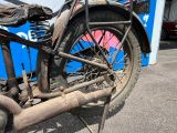 une vieille moto garée dans la rue