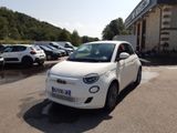 une petite voiture blanche garée devant un bâtiment