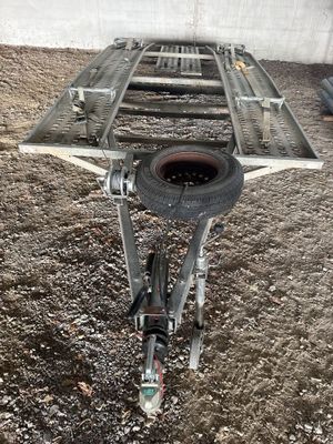 une image représentant une remorque à laquelle est fixé un pneu