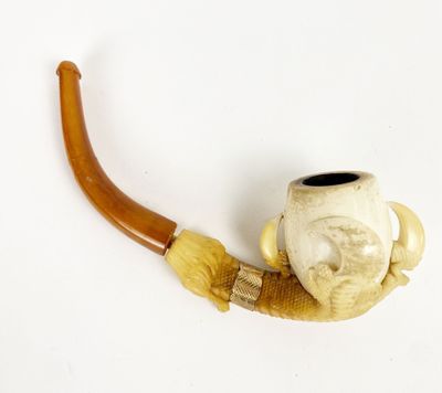 PIPE en écume de mer et ambre figurant un serre d'aigle bagu…