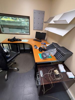 un bureau avec un ordinateur et une chaise dans une pièce