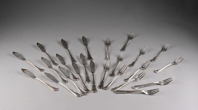 Partie de ménagère en métal argenté modèle filets contour, m…
