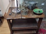 une petite table sur laquelle est posée une lampe, dans une pièce