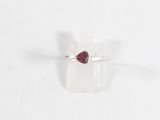 Gros plan sur une bague ornée d'une pierre rouge
