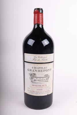 une bouteille de vin posée sur une table