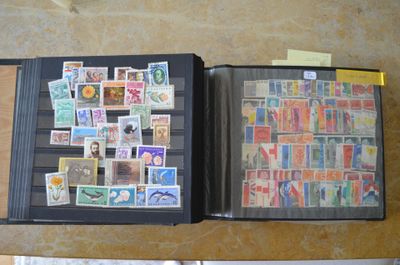 un dossier noir orné de timbres, posé sur une table