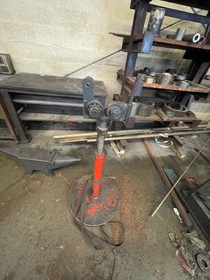 une machine qui se trouve dans un garage