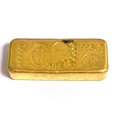 une image représentant un lingot d'or posé sur une surface blanche