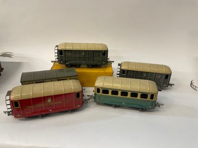 quatre petits trains posés les uns à côté des autres sur une surface blanche