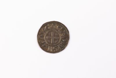 gros plan d'une pièce de monnaie sur une surface blanche avec un fond blanc