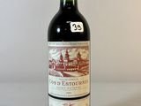 une bouteille de vin posée sur une table