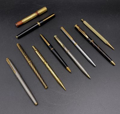 six modèles différents de stylos à plume alignés sur une table