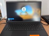 un ordinateur portable posé sur un bureau, avec une étiquette de prix dessus