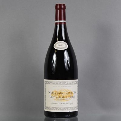 une bouteille de vin posée sur une table