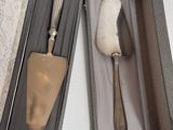 un service d'argenterie dans une boîte, comprenant une cuillère et une fourchette