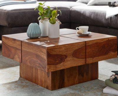 une table basse sur laquelle sont posées deux tasses, dans un salon