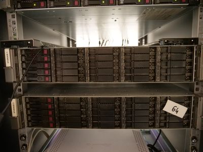 un rack contenant de nombreux disques durs