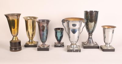 de nombreux types de vases exposés sur la table
