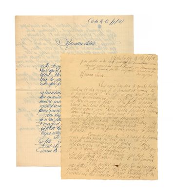 une vieille lettre et un bout de papier sur lequel il y a quelque chose d'écrit