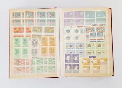 un livre ouvert avec des timbres sur une table