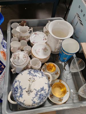 un plateau sur lequel sont posés de nombreux plats et tasses