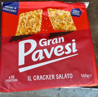 un paquet de biscuits posé par terre