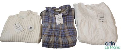 trois pulls pour homme et un pull pour femme sur fond blanc