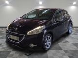 la photo d'une voiture noire garée dans un garage