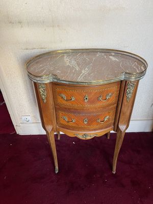 une petite table avec un plateau en marbre