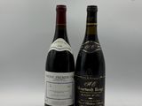 deux bouteilles de vin posées l'une à côté de l'autre sur une table