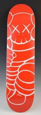 une image représentant un vase en verre rouge orné de motifs blancs