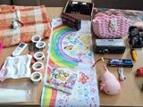 matériel disposé sur une table pour un atelier de loisirs créatifs destiné aux enfants