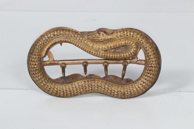 Une boucle de ceinture en laiton doré, figurant un serpent A…